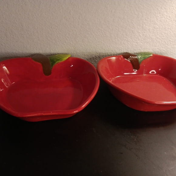 GORGEOUS NEW Pair of Plentiful Pantry Stoneware 10" Apple Shape Bake Bowls. - Picture 1 of 6